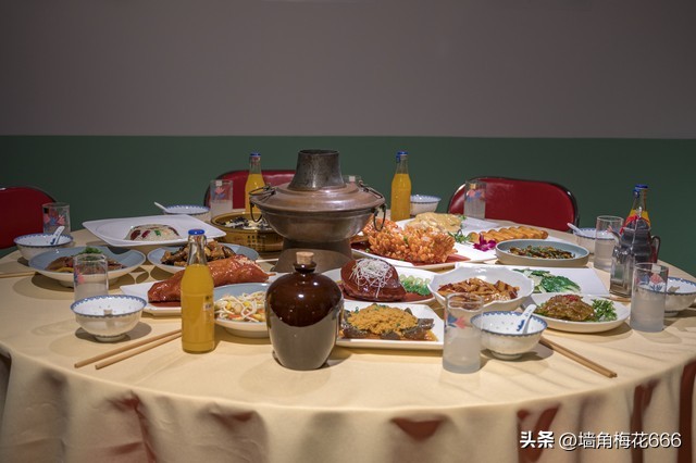 当年我家开饭店，他每天拿着小鱼来换包子，30年后，他又找上门了