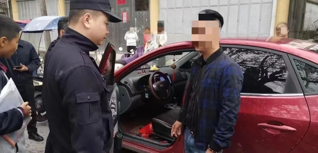 两男子“唱双簧”，掉包“华子”进班房