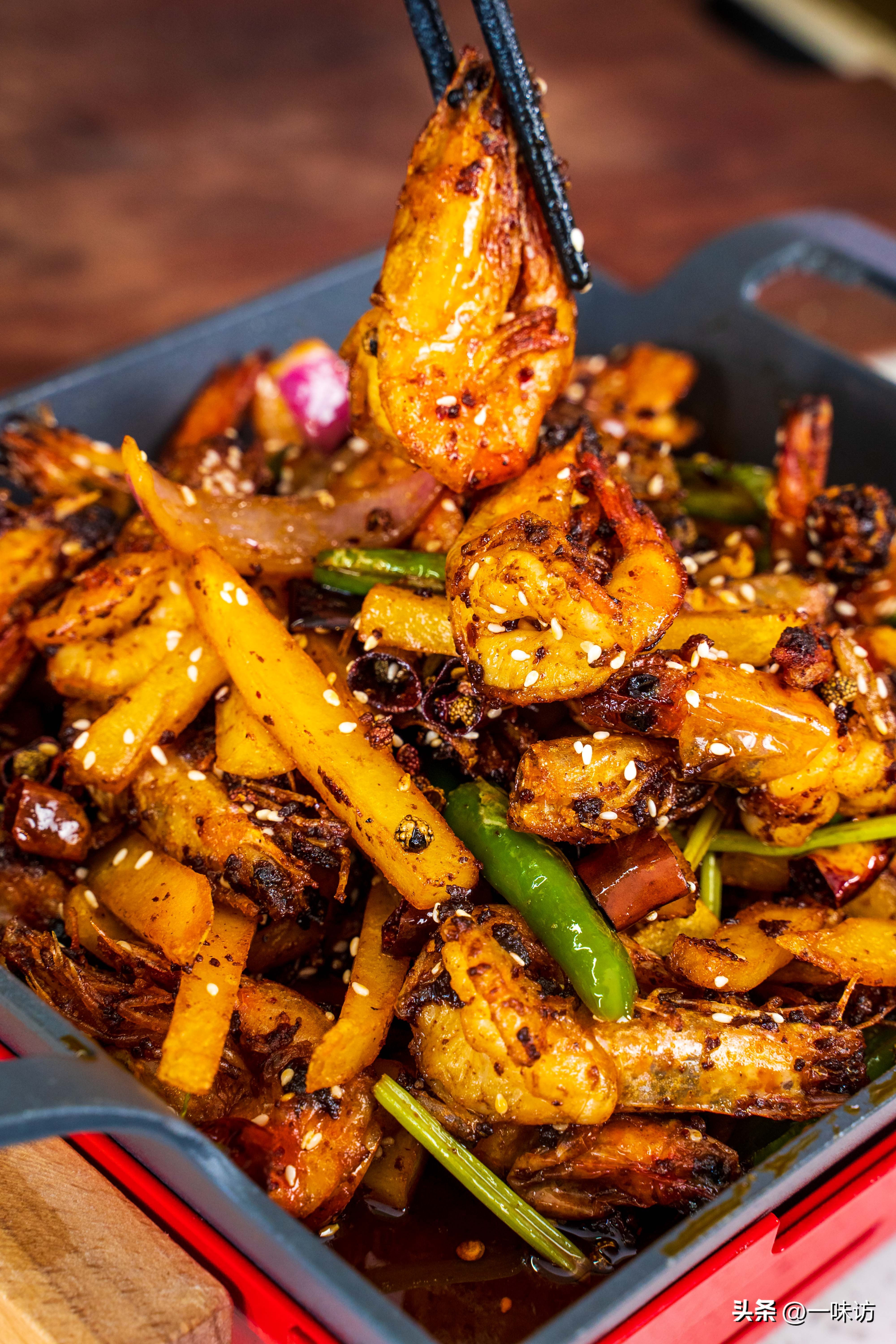 家常干锅虾简单做法非油炸不辣,水煮后的虾怎么做干锅虾