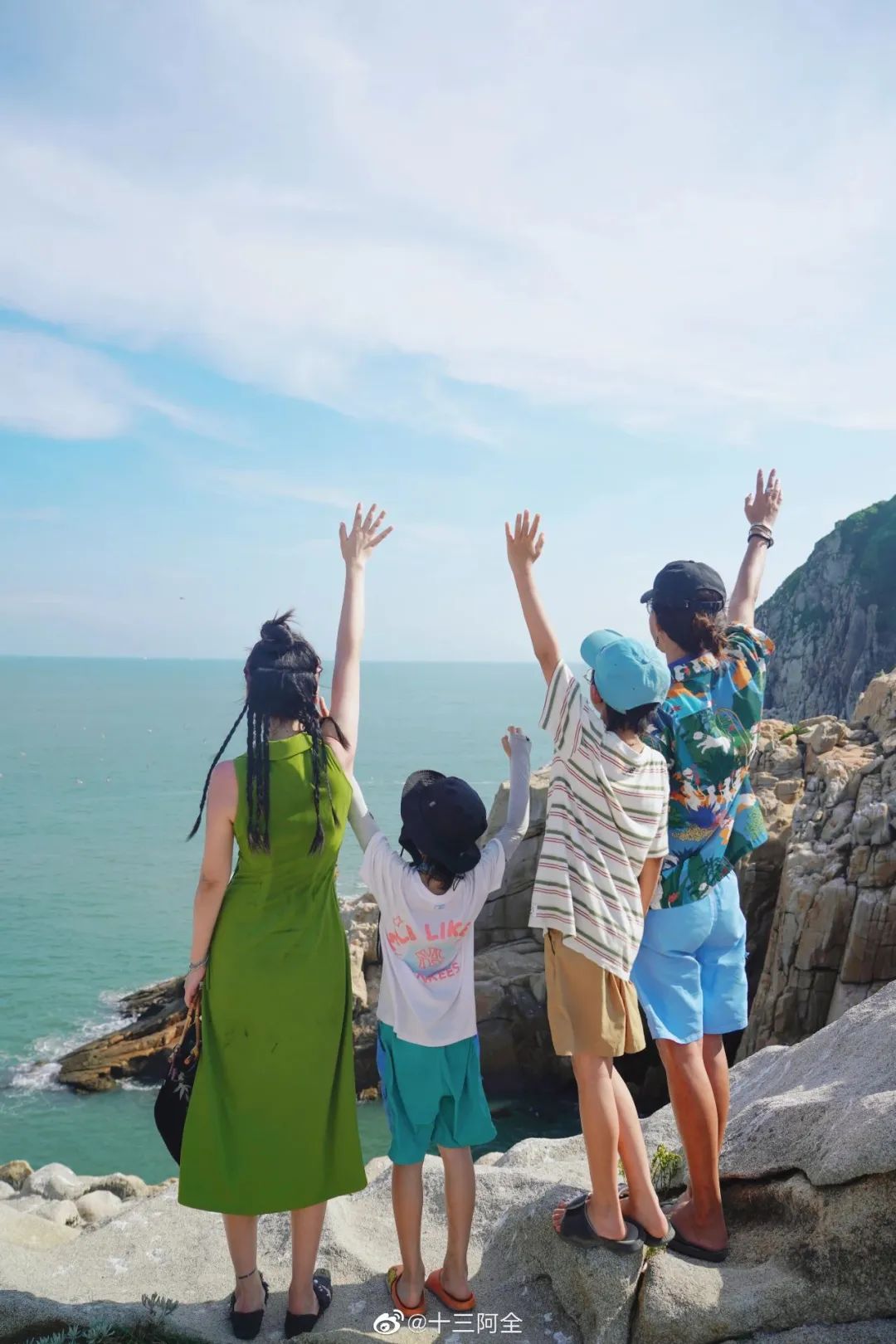 90后夫妻生4胞胎小伙卖房凑50万,90后夫妻卖500万房到内蒙古当农民