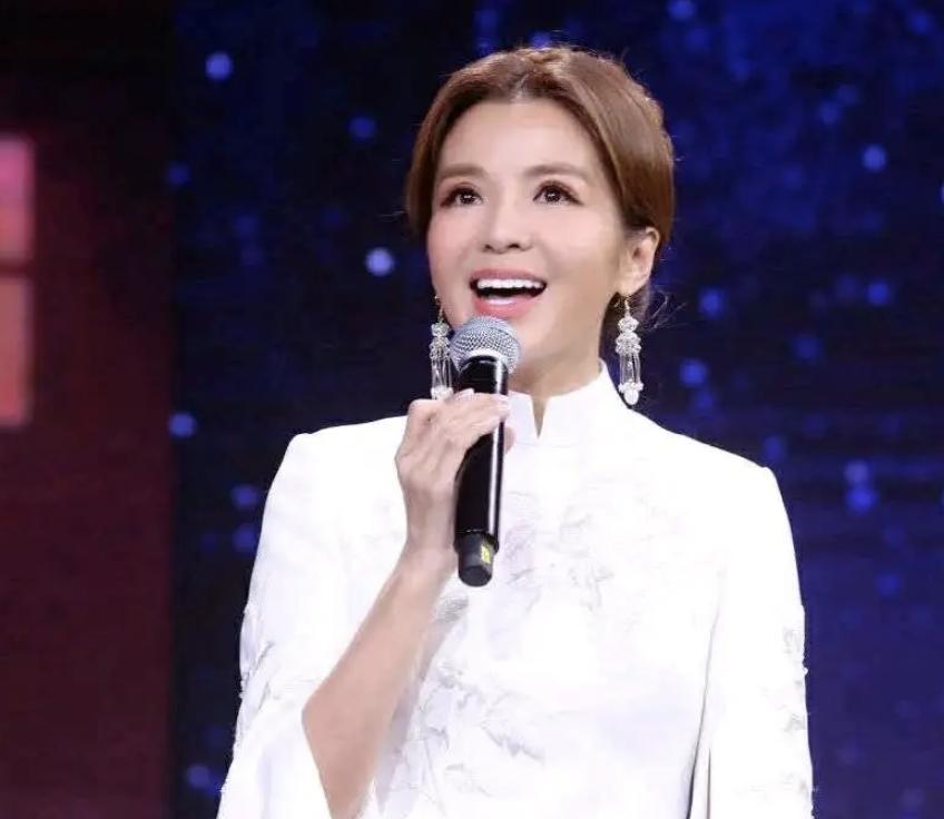 任鲁豫的伤情令人揪心！5位主持人意外摔倒后，展现出敬业和情商