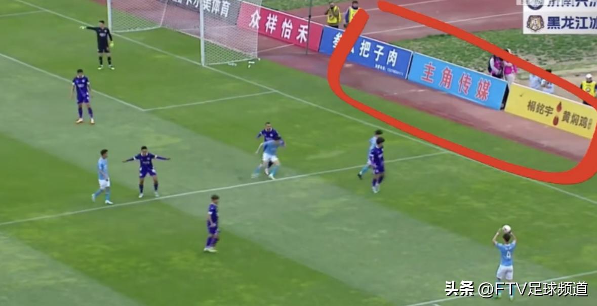 中甲赛场抢戏的广告牌