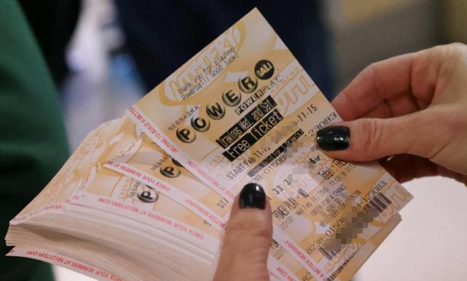 中彩票的钱要求打入什么银行卡 (中了3亿元的彩票如何分配到银行)