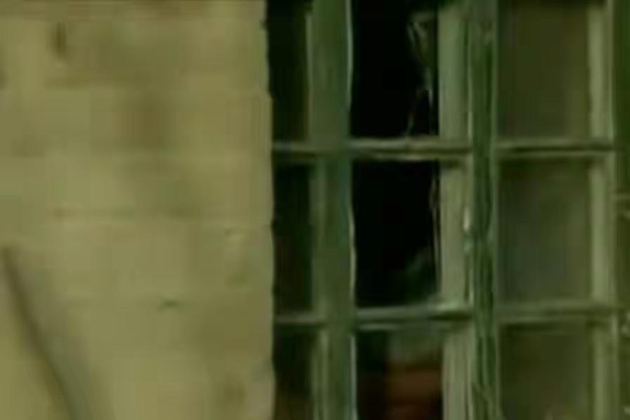 女孩被哥哥打两巴掌装瘫痪20年,女子被嫂子打两巴掌装病卧床20年