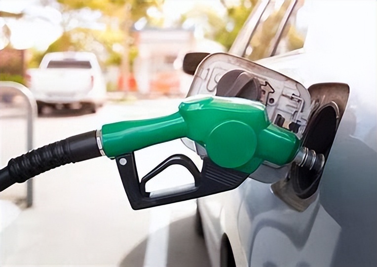 为什么说汽车加油最好加两百元,为什么给车子加油只加200块钱