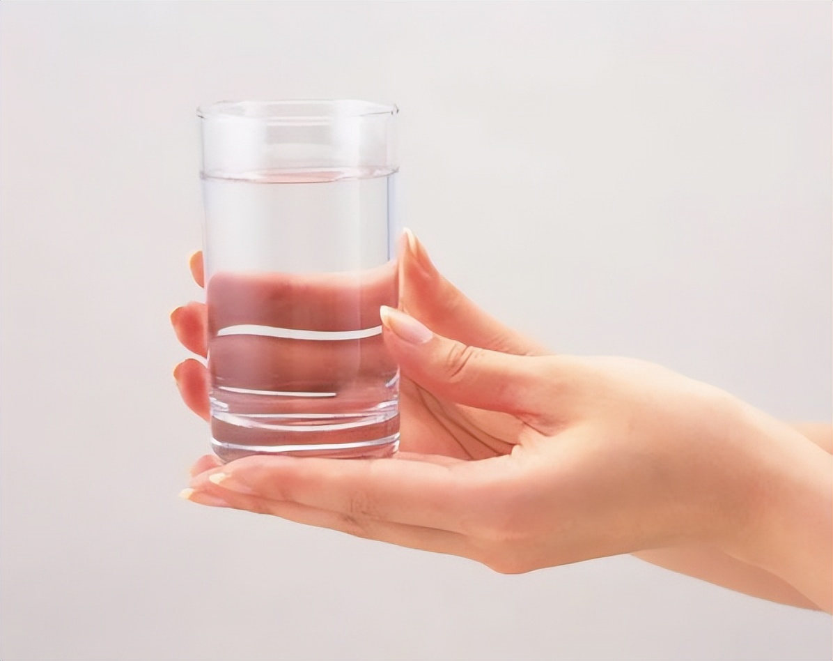 空腹喝水比不吃早餐危害还大,早晨空腹喝水危害比不吃早餐大