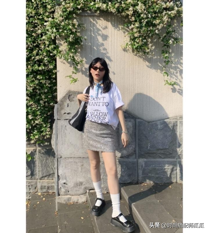 穿T恤系“丝巾”，凭什么优雅又好看？这2个精髓，学会就时髦