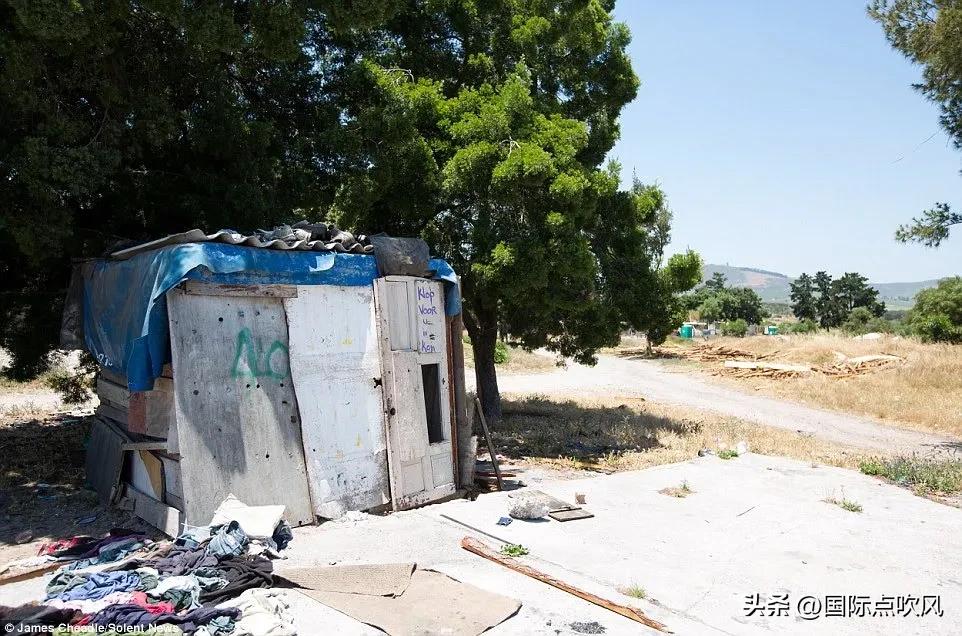 南非“黑白”地位大翻转，黑人翻身做主人，40万白人住贫民窟