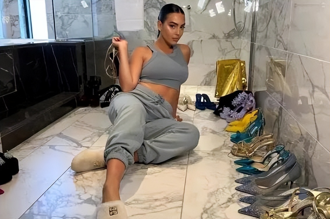 乔治娜最新出席活动红色长裙,乔治娜现身戛纳黑色抹胸裙