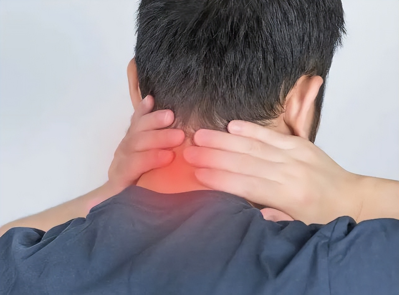 颈椎病会引起身体哪些不适的症状,颈椎病可能会引起哪些疾病