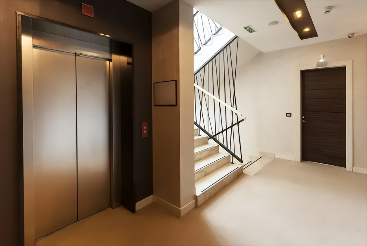 电梯对大门要怎么样解决,电梯门对着住户门怎么化解