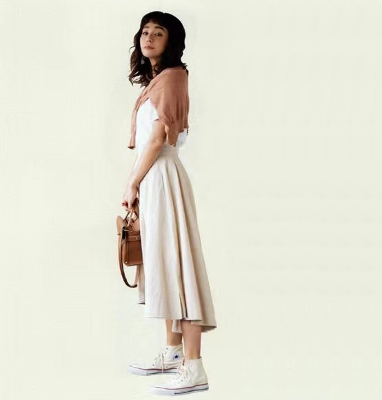 女生穿运动鞋最时尚的穿搭,宽松t恤女中长款搭配什么鞋