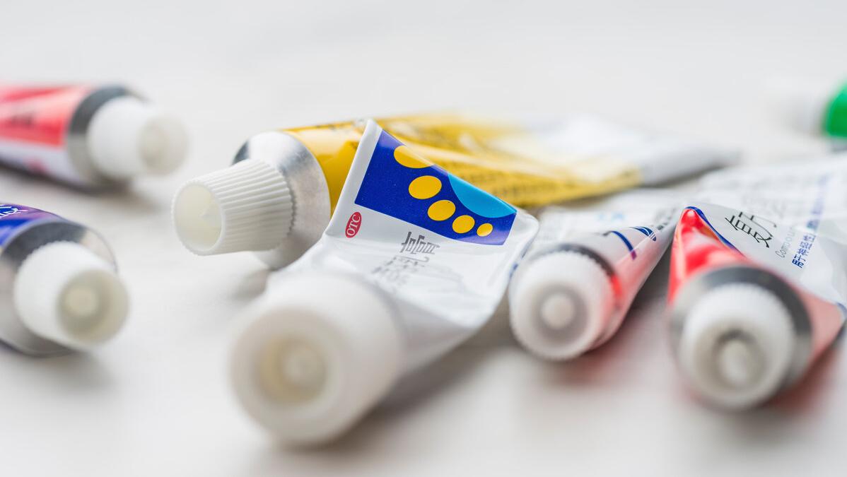 脚气用喷雾还是药膏好得快,脚气很痒可以频繁涂药膏吗