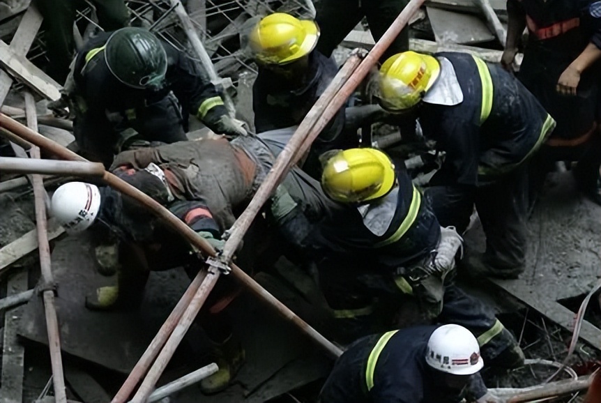 建筑工程施工人员伤亡怎么处理,建筑施工造成路人伤亡谁承担责任