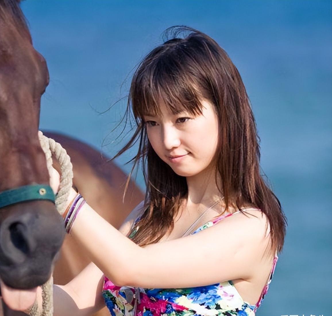 “网红模特”*筱雨张**,出道一年拍21套人体写真,现38岁仍单身未婚