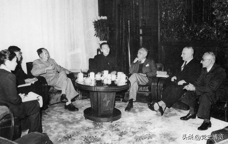 毛*东泽**评论“一切*动反**派都是纸老虎”