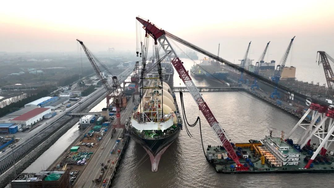 1300吨模块吊装！“格里亚”轮再气化模块“安家落户”！