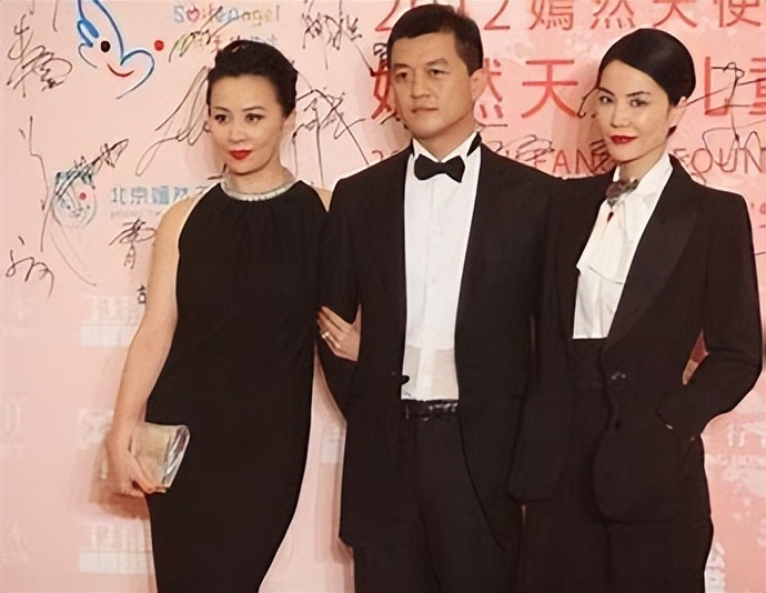 谢霆锋霍汶希杨受成王菲,王菲商场买手表