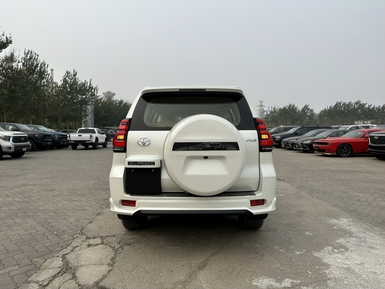 国六中东版霸道4000顶配，带熏黑套件，这样的外观真的很少见