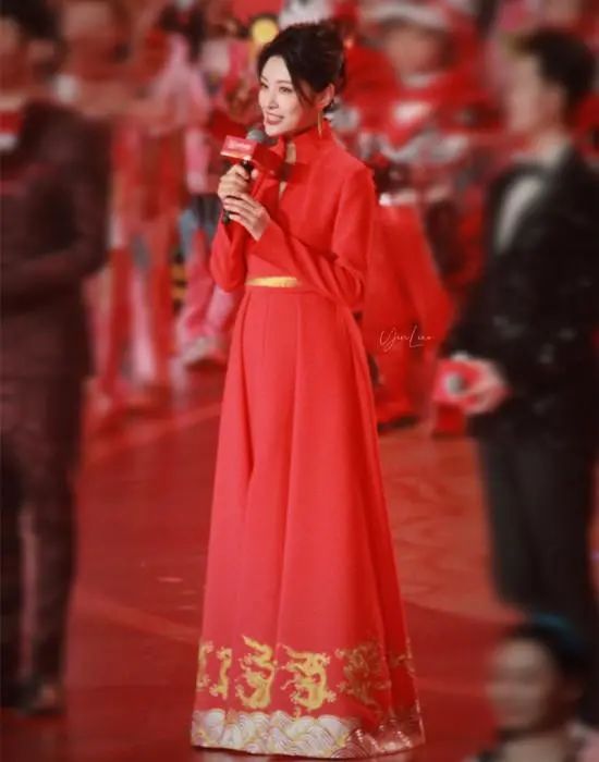 山东春晚路透！53岁周涛气质佳，郭德纲冯巩现身，刘雨昕全家登台