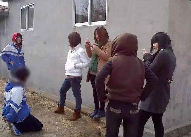 家长接送孩子上下学现象,提醒家长接送女儿上下学的必要性