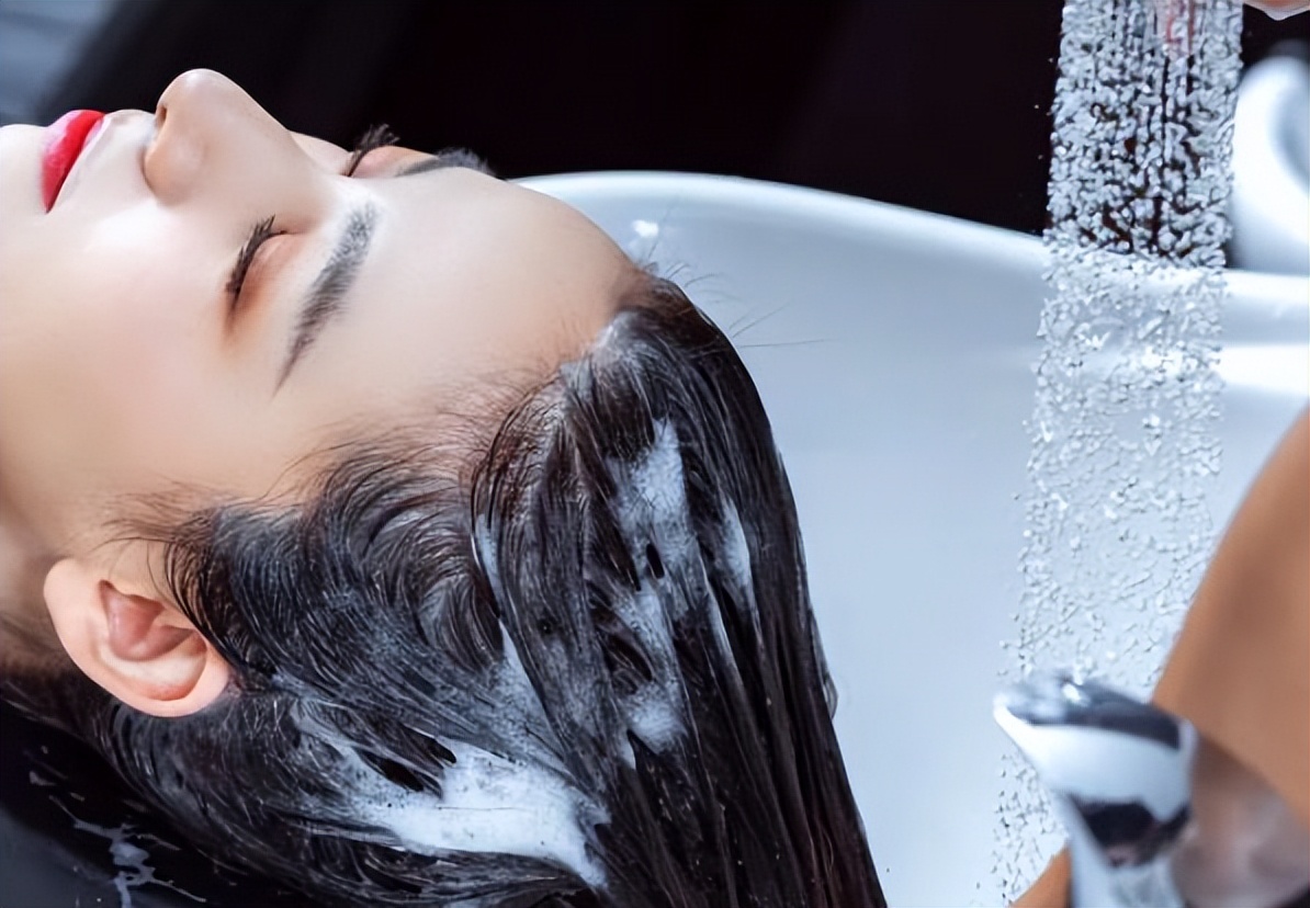 头皮上长红疙瘩脓包头皮屑特别多,头皮总是长疙瘩或脓包是什么原因