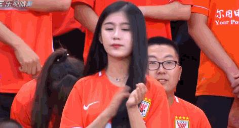 足球场边的美人,足球场美女唯美视频