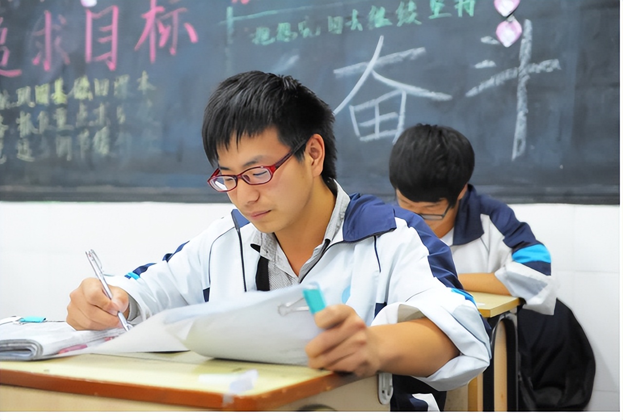 初中生的标准身高应该是多少,2020初中生身高标准对照表