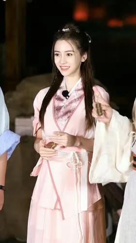 一场离婚让黄晓明成了笑话，他对baby已没有用，她吸干了他的资源