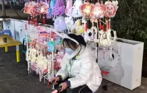 女孩半月摆摊赚一万,女孩摆地摊月收入两万