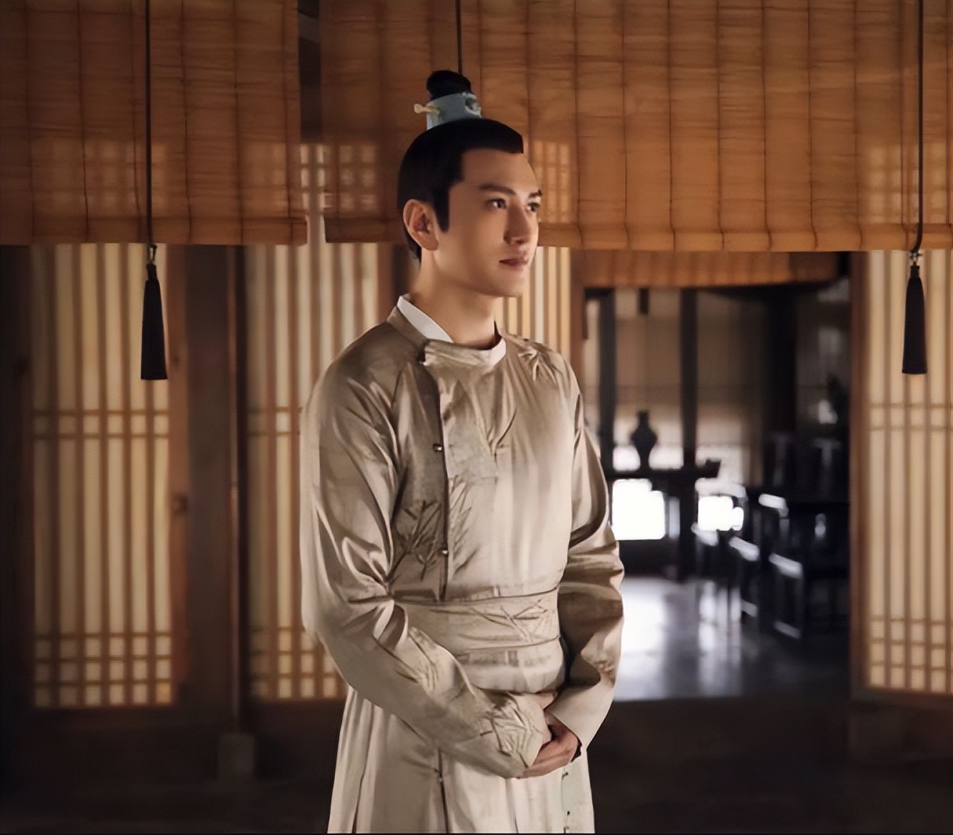 古人衣服为什么拖块布在地上,古代人衣服很长拖地不会弄脏吗