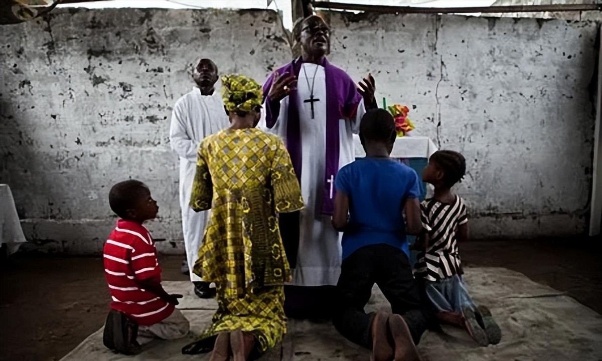 2016年，那个被白人美女喂水喝的2岁非洲小男孩，后来怎么样了？