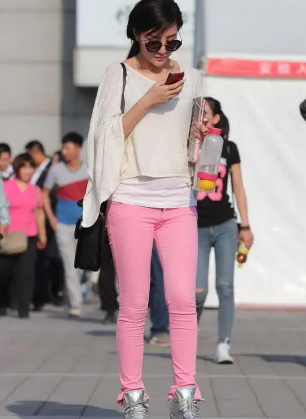 粉色裤子和什么颜色最搭配,粉色裤子怎么搭配最高级