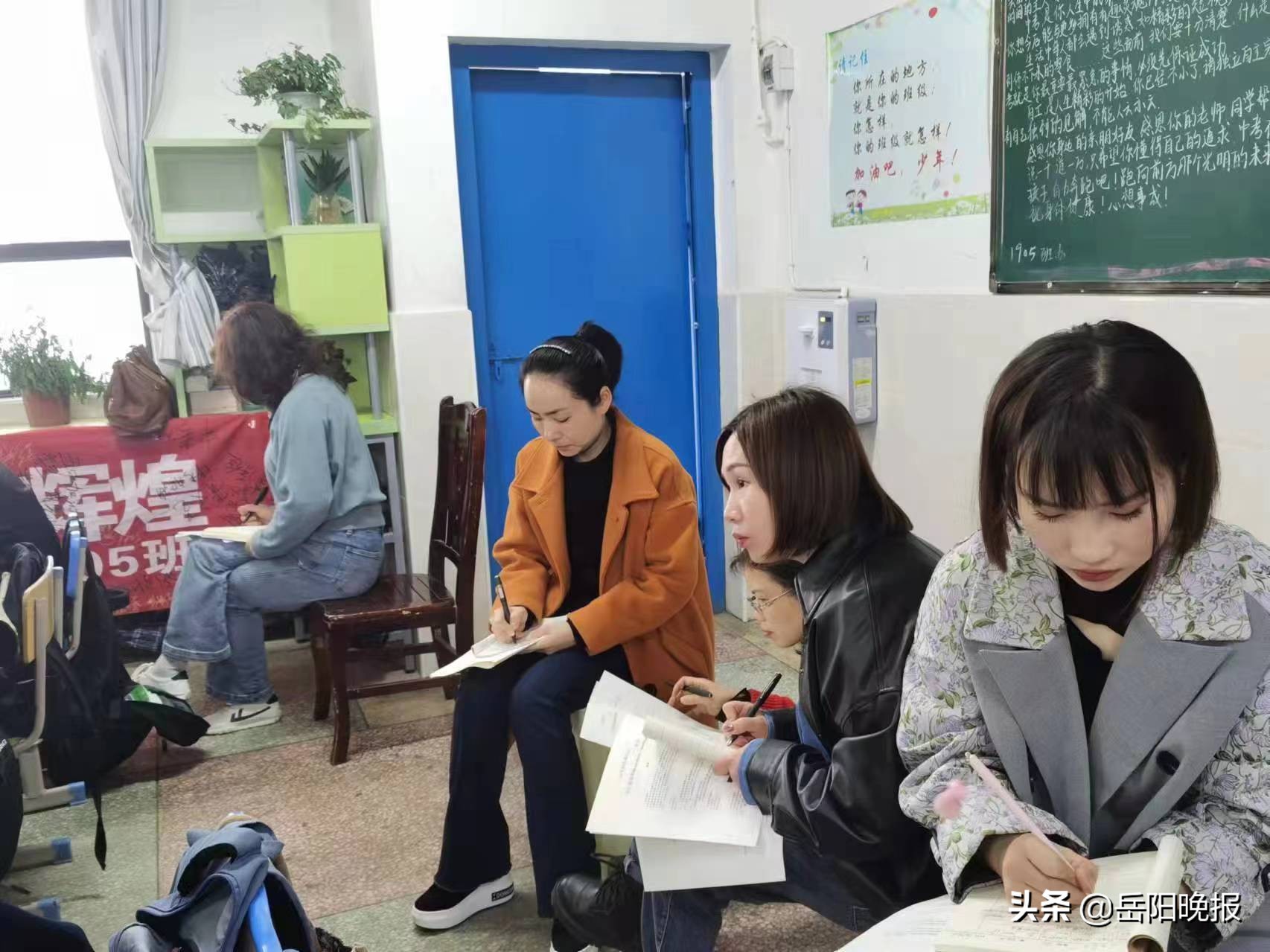 岳阳楼区梅溪中学：*党**员亮身份，*党**徽耀课堂