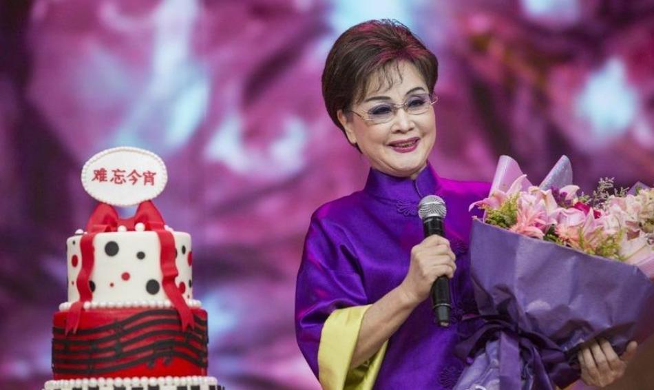 73岁李谷一全家近照曝光,73岁的李谷一全家近照曝光