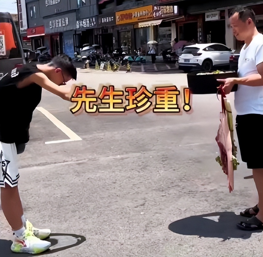 呼吁教师节淡化礼数,学生给老师送礼物老师已离职