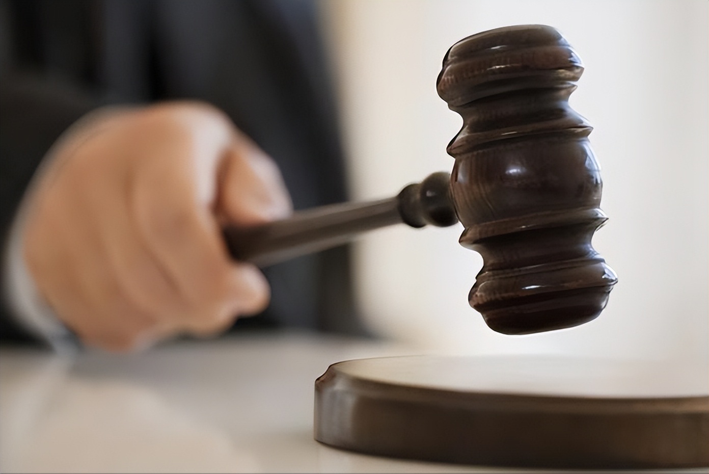 67岁老人闯入狮子园被狮子拖,男子误入狮子园狮口脱险