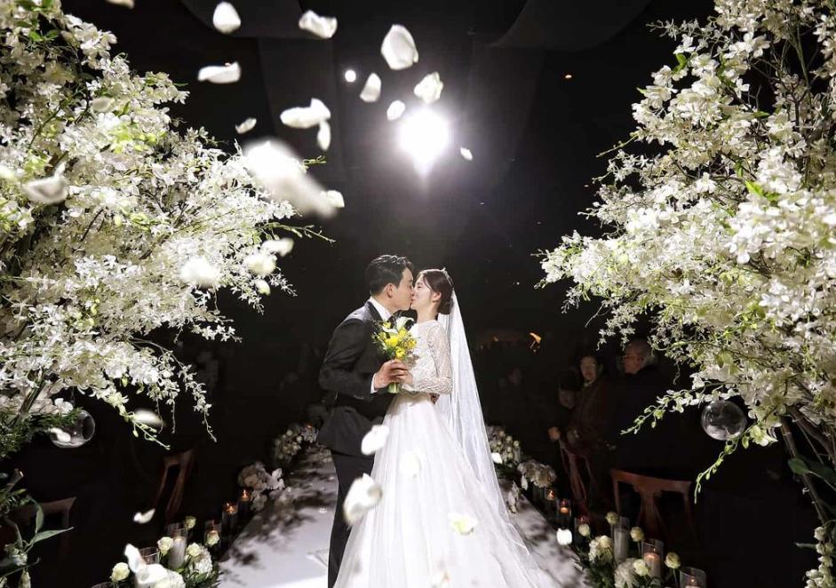 国际赛事惊现球员用胶布粘鞋，网友：勤俭持家的代表