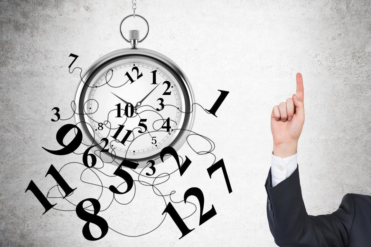 刚上班就被同事整怎么办,职场女的被同事摸头发怎么办