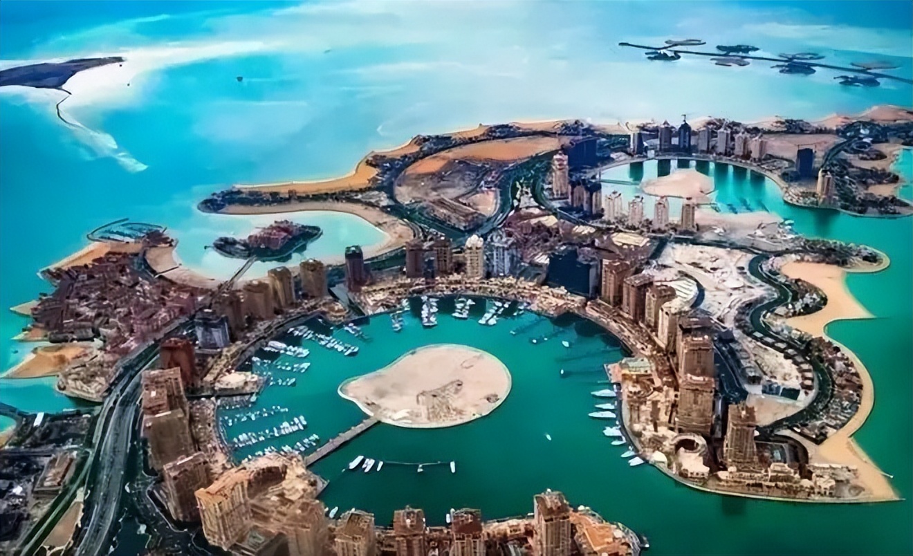 一个足球的价格是篮球的1.6倍,一个足球的价格是350元