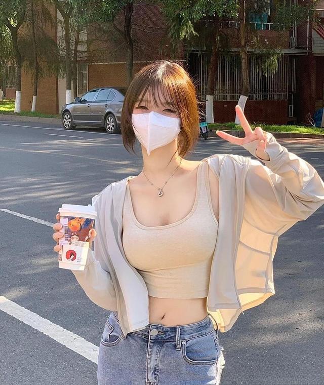 简单牛仔裤穿搭也会自带高级感,休闲鞋随意搭配牛仔裤休闲又有范