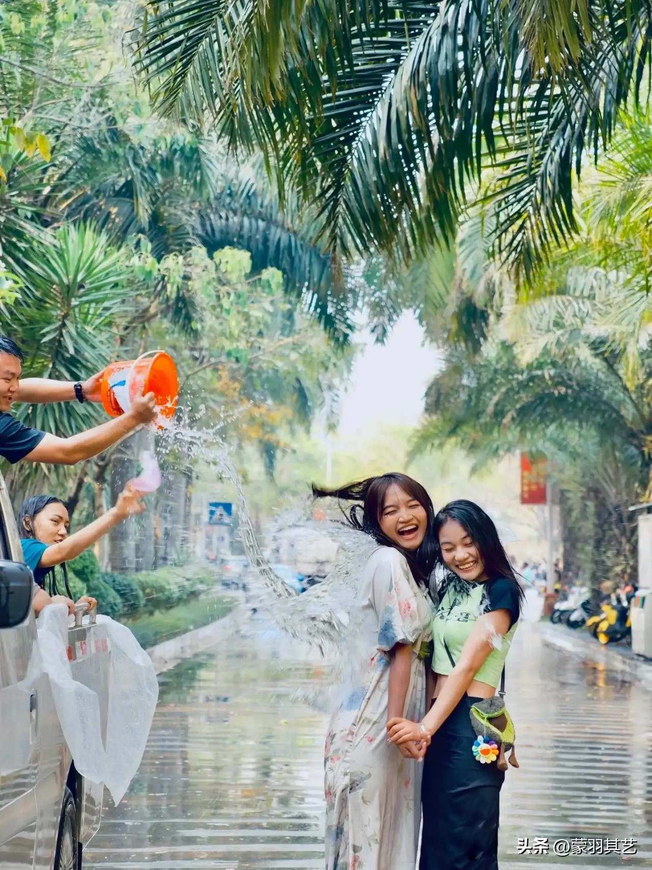 泼水节女子被撕扯雨衣怎么处理,泼水节被撕扯雨衣当事女生发声