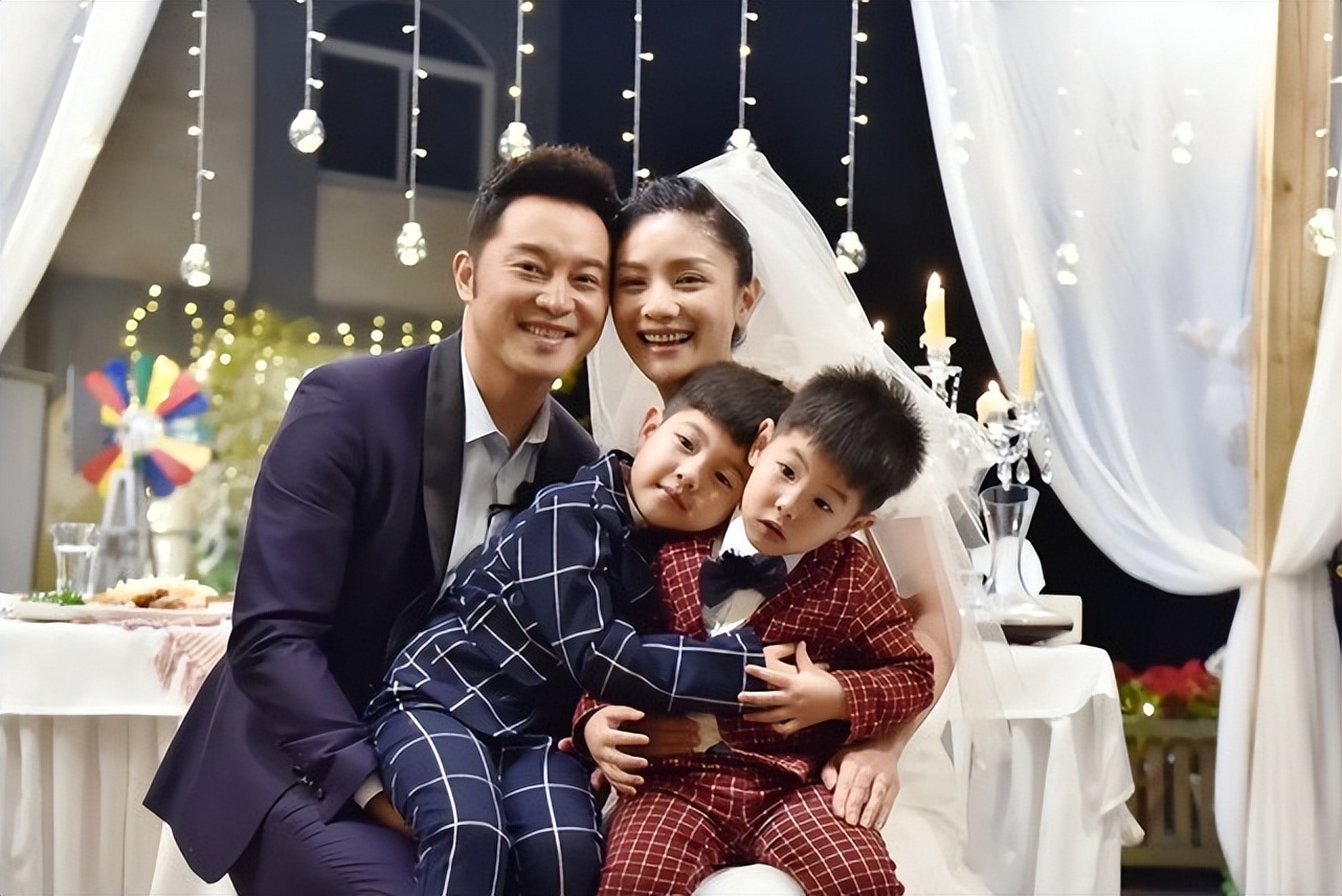 沙溢胡可全家福曝光！夫妻同框似父女，9岁儿子胖到认不出恐长残