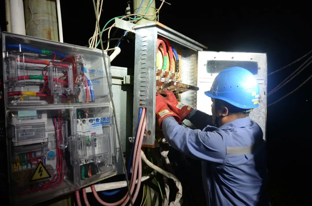 无惧风雨保供电守护光明暖万家,无惧风雨全力以赴抗洪