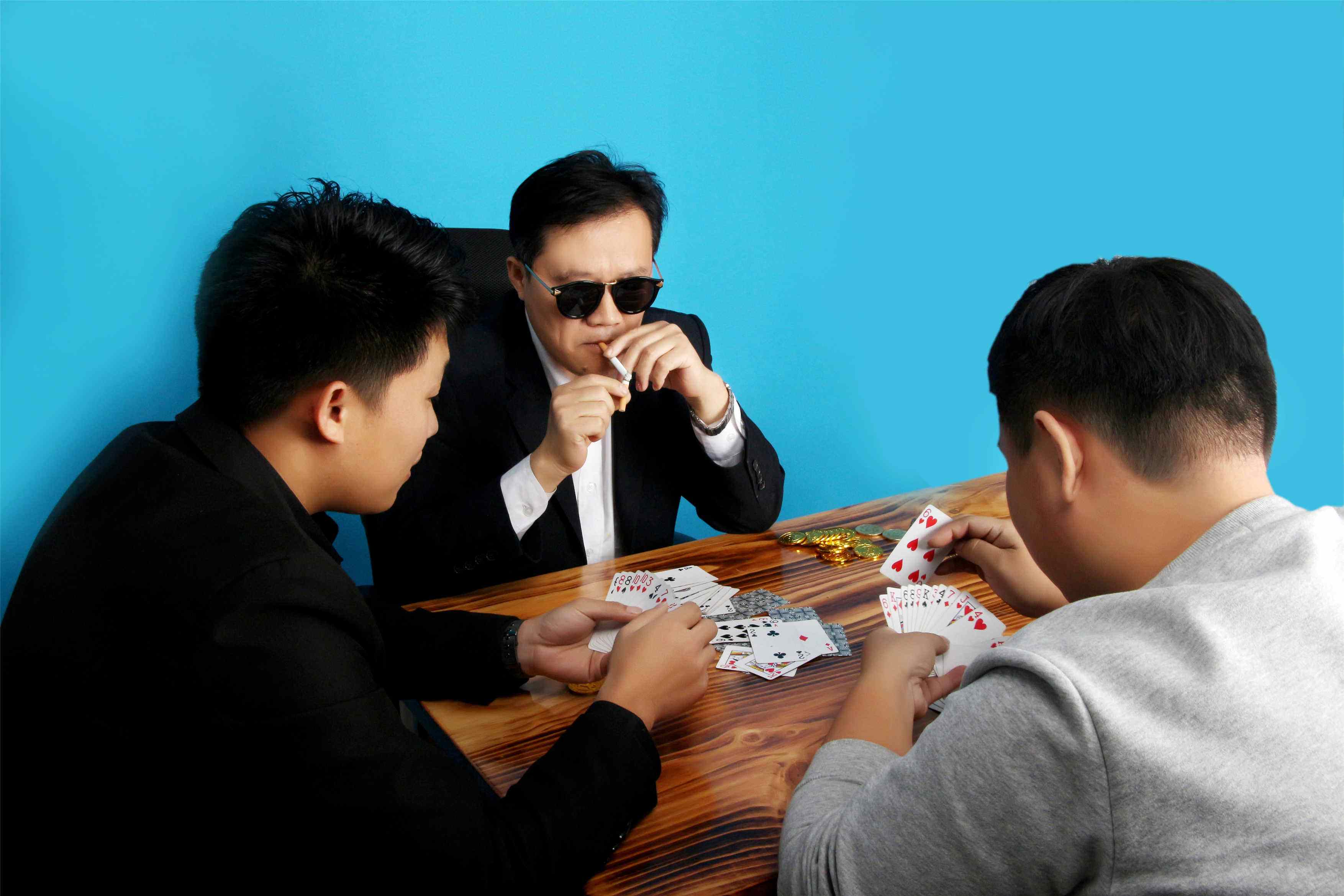 走进朝鲜，香烟按根卖，男人打扑克喜欢用香烟做赌注，非常有趣