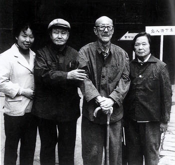 72年张伯驹给陈毅写了一幅挽联，毛主席看到后：尽快给他安排工作