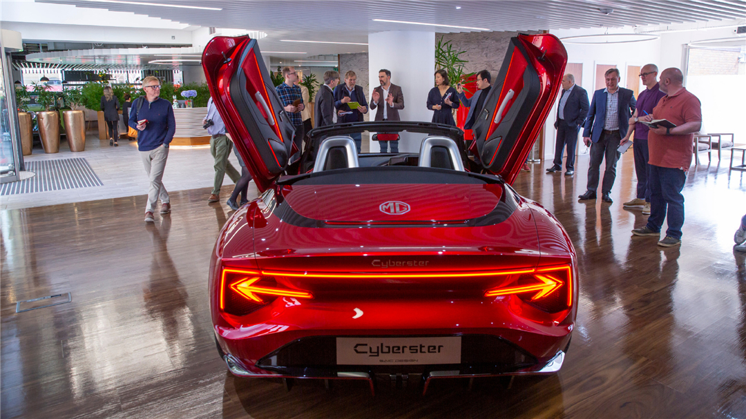 炫酷电动车名爵mgcyberster震撼预售,名爵cyberster奶咖色