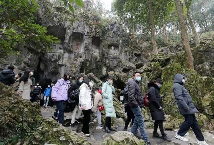 灵隐寺人山人海场面十分热闹壮观,杭州十八籽手串灵隐寺人山人海