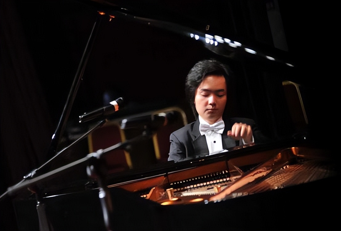 与郎朗齐名的中国钢琴手,和郎朗齐名的钢琴家