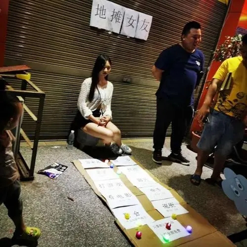 5元拥抱、10元亲吻,“地摊女友”的出现,是年轻人醒悟的表现